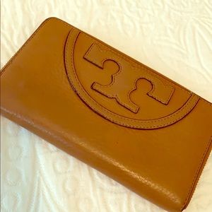 Tory Burch big logo T wallet